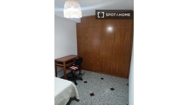 Room in shared apartment in Córdoba