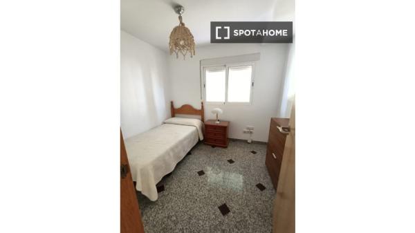 Room in shared apartment in Córdoba