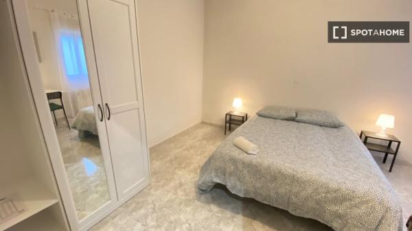 Zimmer zu vermieten in einer 3-Zimmer-Wohnung in Madrid!