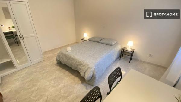 Zimmer zu vermieten in einer 3-Zimmer-Wohnung in Madrid!