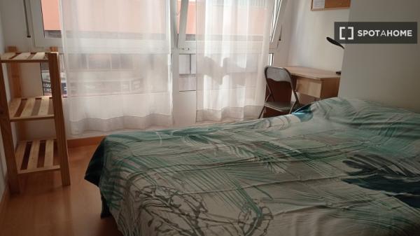 Pokój w mieszkaniu dzielonym z 5 sypialniami w Alicante