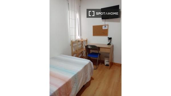 Habitación en piso compartido de 5 habitaciones en Alicante