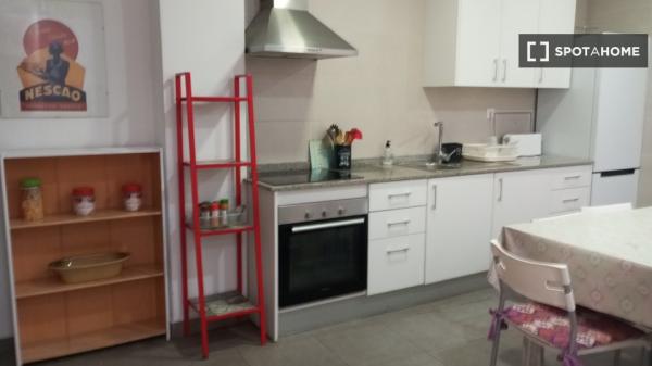 Habitación en piso compartido de 5 habitaciones en Alicante