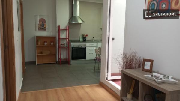 Pokój w mieszkaniu dzielonym z 5 sypialniami w Alicante