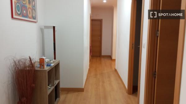 Pokój w mieszkaniu dzielonym z 5 sypialniami w Alicante