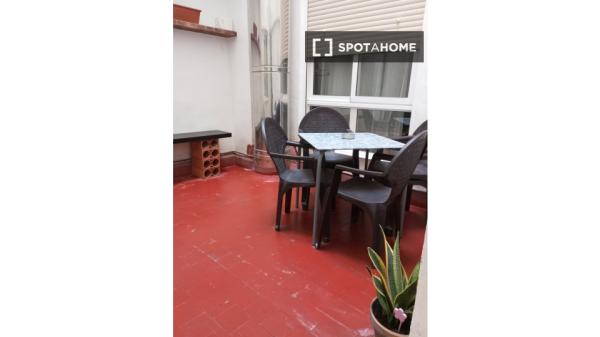 Habitación en piso compartido de 5 habitaciones en Alicante