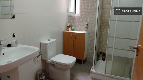 Habitación en piso compartido de 5 habitaciones en Alicante