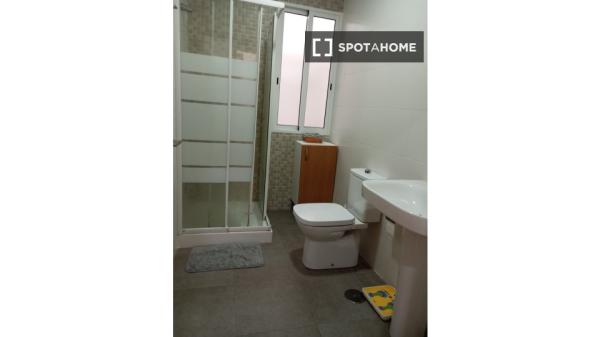 Pokój w mieszkaniu dzielonym z 5 sypialniami w Alicante