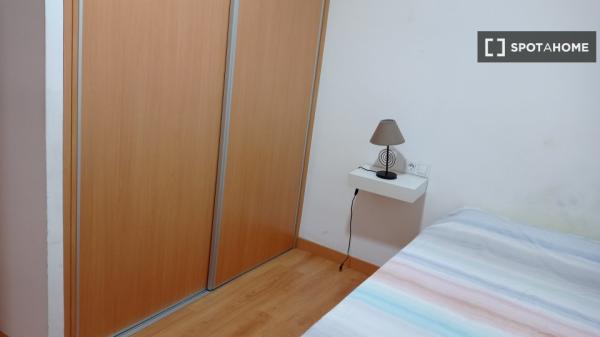 Pokój w mieszkaniu dzielonym z 5 sypialniami w Alicante