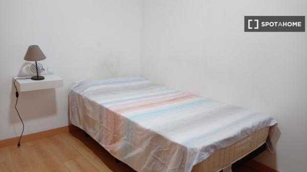 Pokój w mieszkaniu dzielonym z 5 sypialniami w Alicante