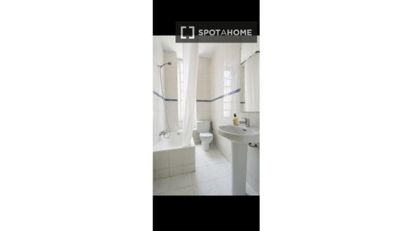 Habitación en piso compartido de 4 habitaciones en alquiler en Mont-Olivet