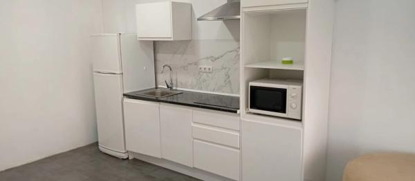 Estudio en calle Renato Bardín, 2