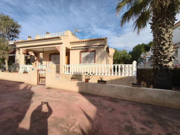 Chalet adosado en calle Manuel de Falla, 2