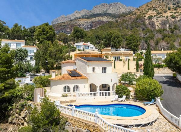 Casa independiente en calle Principal de la Serra