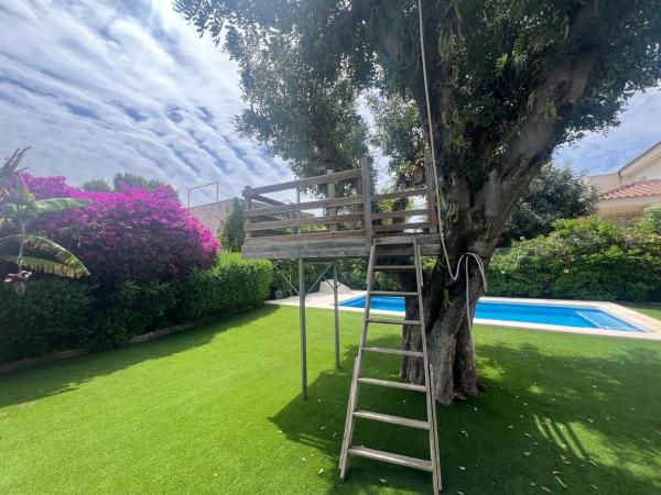 Chalet pareado en calle Unicornio