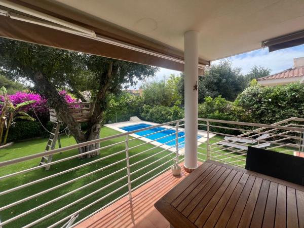 Chalet pareado en calle Unicornio