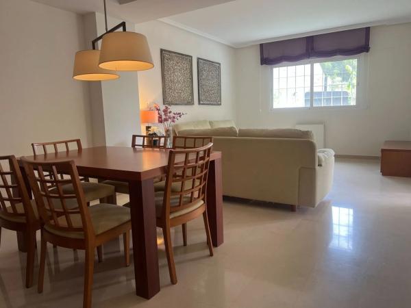 Chalet pareado en calle Unicornio