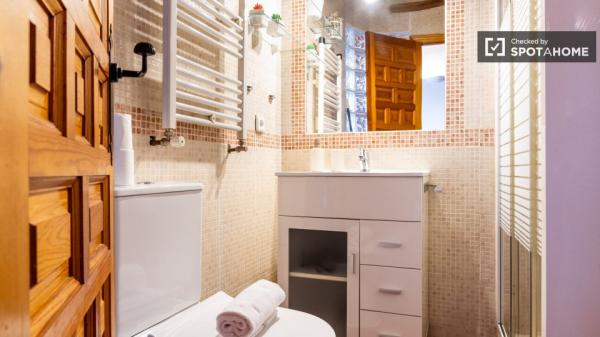 Piso de 2 dormitorios en alquiler en Berruguete, Madrid.