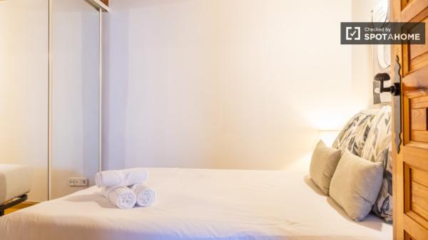 Piso de 2 dormitorios en alquiler en Berruguete, Madrid.