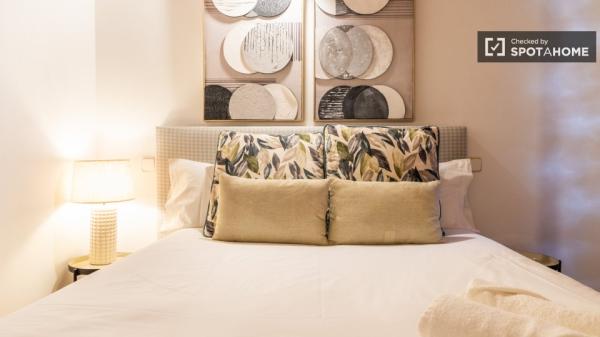 Piso de 2 dormitorios en alquiler en Berruguete, Madrid.