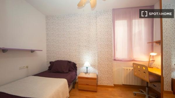 Room in shared flat in Centro-Sagrario, Granada