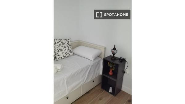 Piso de 3 dormitorios en alquiler en San Felipe, Cádiz