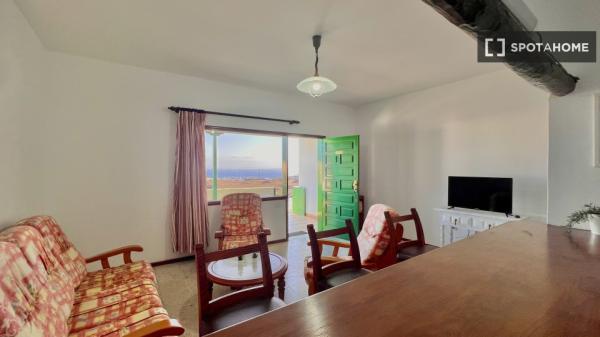 Apartamento de 2 dormitorios en alquiler en Tías, Las Palmas