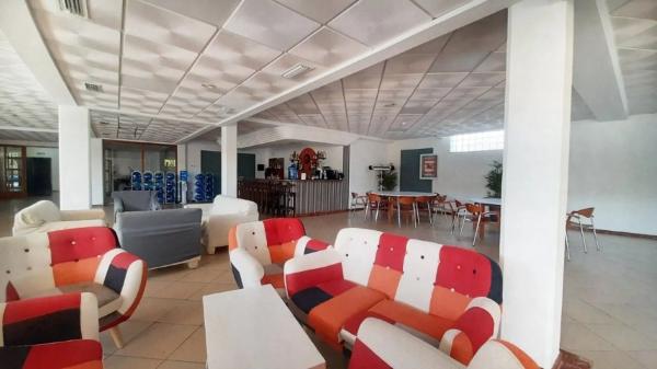 Edificio hotelero en plaza de Venus