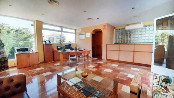 Edificio hotelero en plaza de Venus