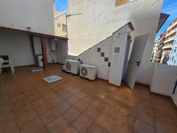 Edificio de uso mixto en calle Navas s/n