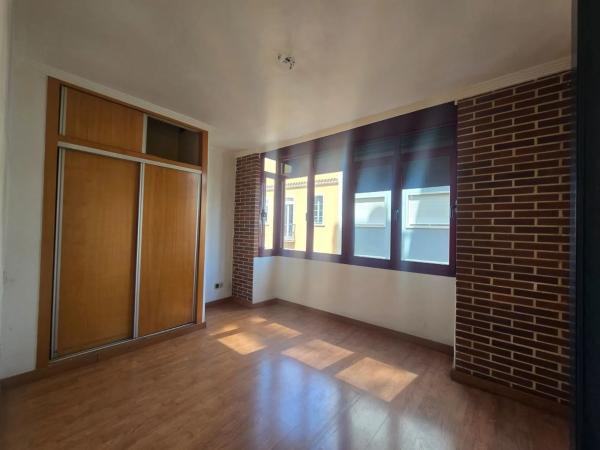 Edificio de uso mixto en calle Navas s/n