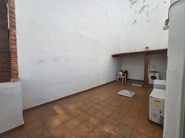 Edificio de uso mixto en calle Navas s/n