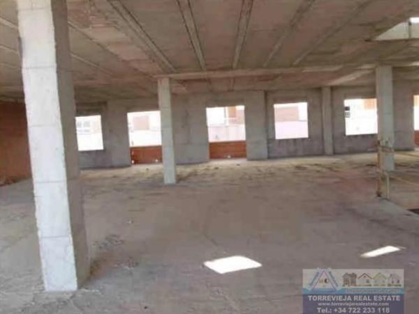 Edificio en Los Montesinos