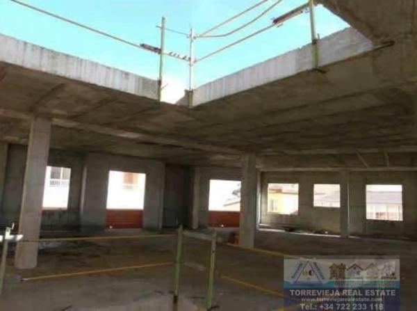 Edificio en Los Montesinos