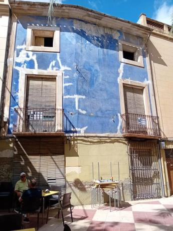 Edificio de uso mixto en avenida Constitución, 17