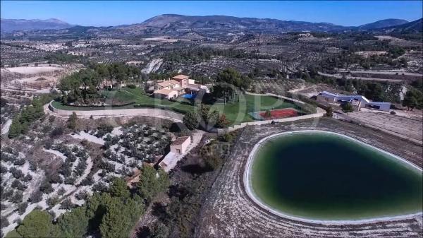 Edificio de uso mixto en alrededores de Benilloba