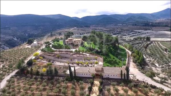 Edificio de uso mixto en alrededores de Benilloba