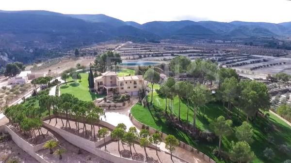 Edificio de uso mixto en alrededores de Benilloba