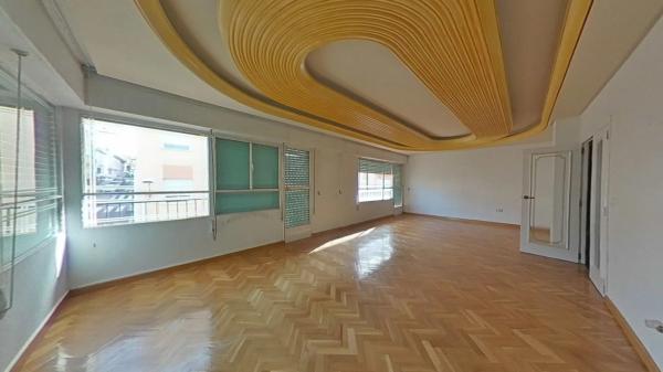 Edificio de uso mixto en calle Alcoi