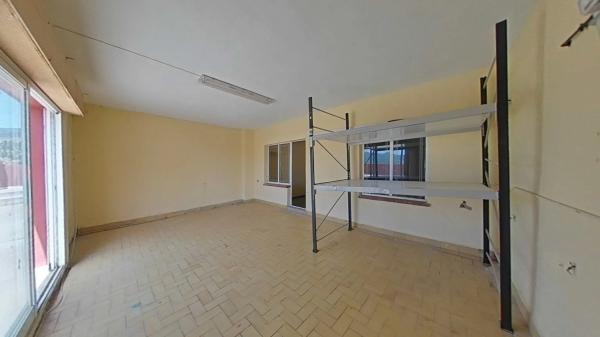 Edificio de uso mixto en calle Alcoi