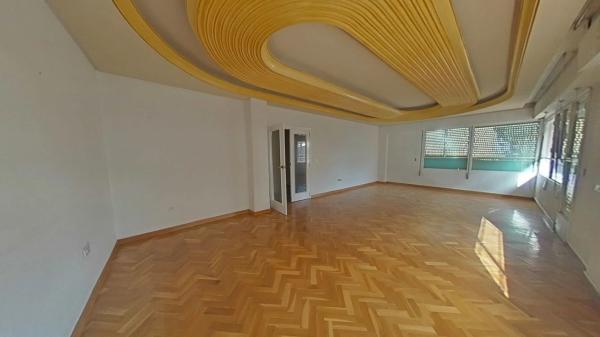 Edificio de uso mixto en calle Alcoi