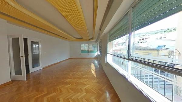 Edificio de uso mixto en calle Alcoi