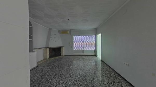 Edificio de uso mixto en calle Alcoi