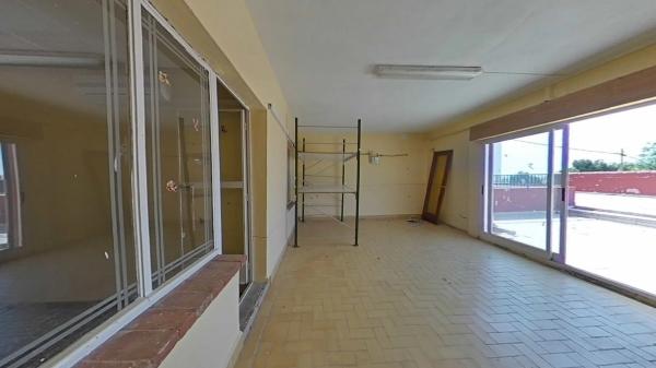 Edificio de uso mixto en calle Alcoi