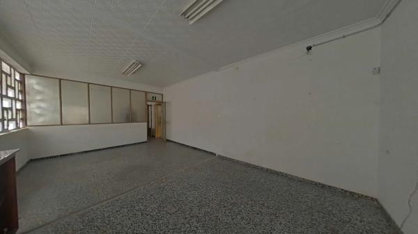 Edificio de uso mixto en calle Alcoi