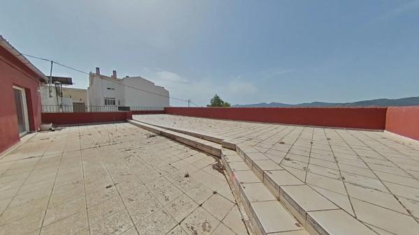 Edificio de uso mixto en calle Alcoi