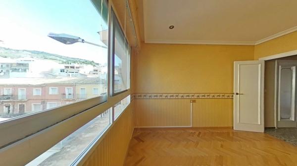 Edificio de uso mixto en calle Alcoi