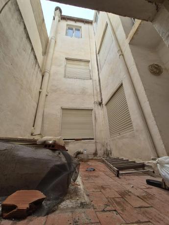 Edificio de uso mixto en calle Larramendi