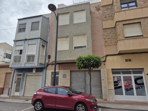 Edificio de uso mixto en calle Larramendi