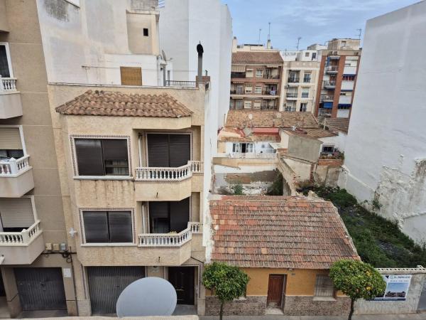 Edificio de uso mixto en calle Larramendi